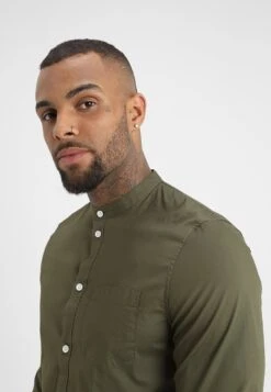 Pier One Muscle Fit Stand- Shirt - Oliv 9 Pier One Muscle Fit Stand- Shirt - Oliv -Pier One Sales Store 259eaf52e4d4427a96fee394df68933f