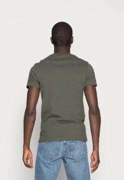 Pier One 3 Pack - Basic T-Shirt - Black/Grey/Green 9 Pier One 3 Pack - Basic T-Shirt - Black/Grey/Green -Pier One Sales Store 302b28ae9cfb4ba48ebdbc5d108d4998