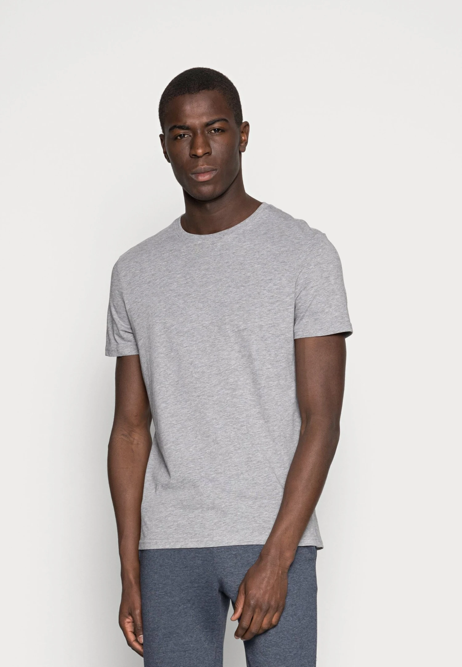 Pier One 3 Pack - Basic T-Shirt - White/Black/Light Grey 4 Pier One 3 Pack - Basic T-Shirt - White/Black/Light Grey - Image 4