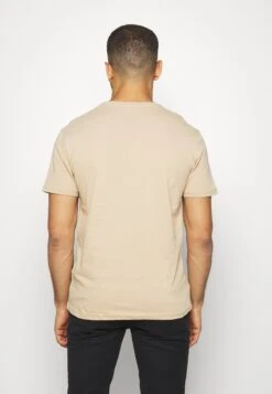 Pier One 3 Pack - Basic T-Shirt - Khaki/Tan/Dark Blue 10 Pier One 3 Pack - Basic T-Shirt - Khaki/Tan/Dark Blue -Pier One Sales Store 4791eff63e034d17860691ffbf9cb972