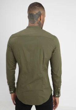 Pier One Muscle Fit Stand- Shirt - Oliv 7 Pier One Muscle Fit Stand- Shirt - Oliv -Pier One Sales Store 6203a98ce2074a57aa2427fe331f99cb