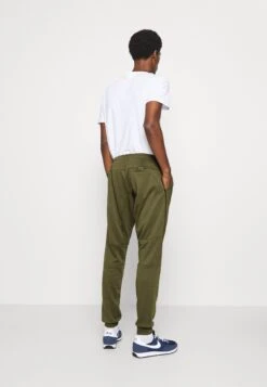 Pier One Tracksuit Bottoms - Olive 7 Pier One Tracksuit Bottoms - Olive -Pier One Sales Store 7cda39b8f69f4986bcbf6242b84d926c