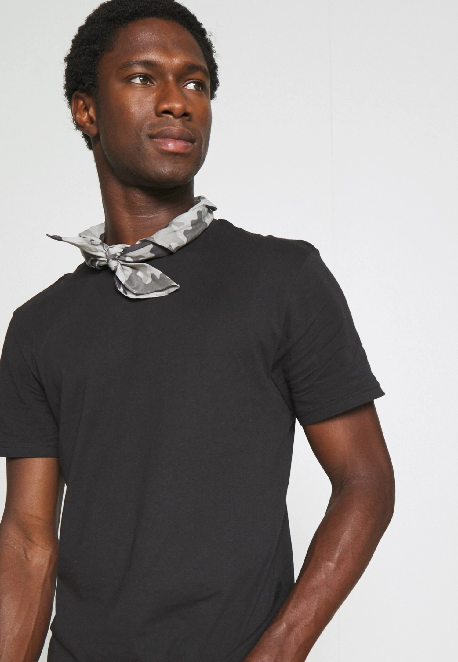 Pier One 3 Pack - Basic T-Shirt - Black/Mottled Dark Grey/Bordeaux 6 Pier One 3 Pack - Basic T-Shirt - Black/Mottled Dark Grey/Bordeaux - Image 6