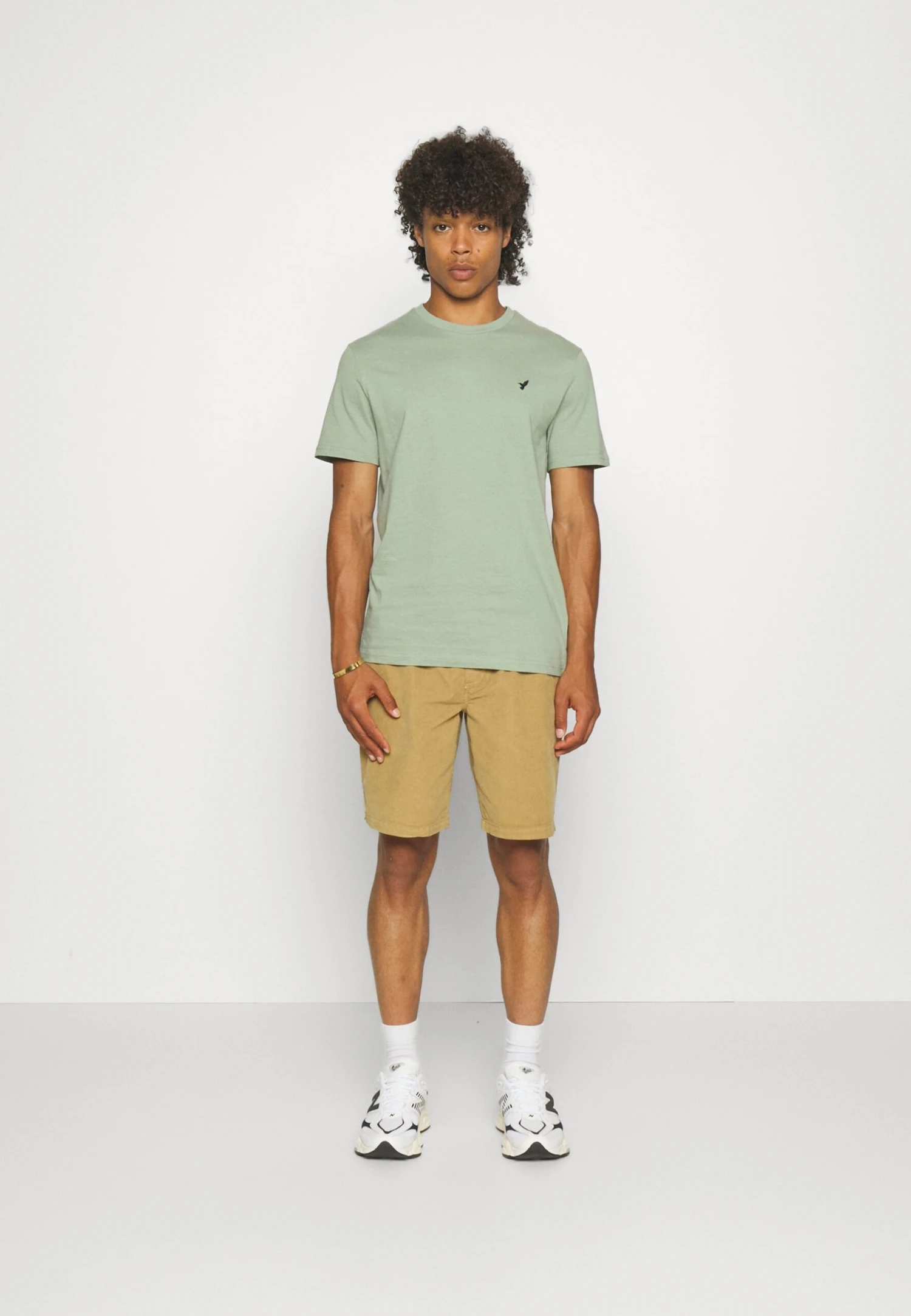 Pier One 3 Pack Unisex - Basic T-Shirt - White/Offwhite /Green 1 Pier One 3 Pack Unisex - Basic T-Shirt - White/Offwhite /Green