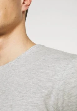 Pier One 3 Pack - Basic T-Shirt - Black/Grey/Bordeaux 15 Pier One 3 Pack - Basic T-Shirt - Black/Grey/Bordeaux -Pier One Sales Store cf2bf76acaa04ce7a9f485db3954ff6b