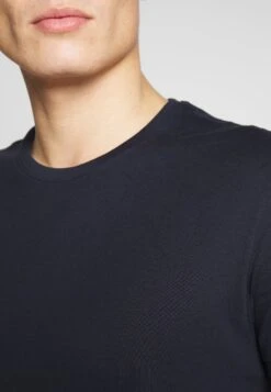 Pier One 2 Pack - Basic T-Shirt - White/Dark Blue 11 Pier One 2 Pack - Basic T-Shirt - White/Dark Blue -Pier One Sales Store de6827f8d2cf4a2c856d09a9d7f8109d