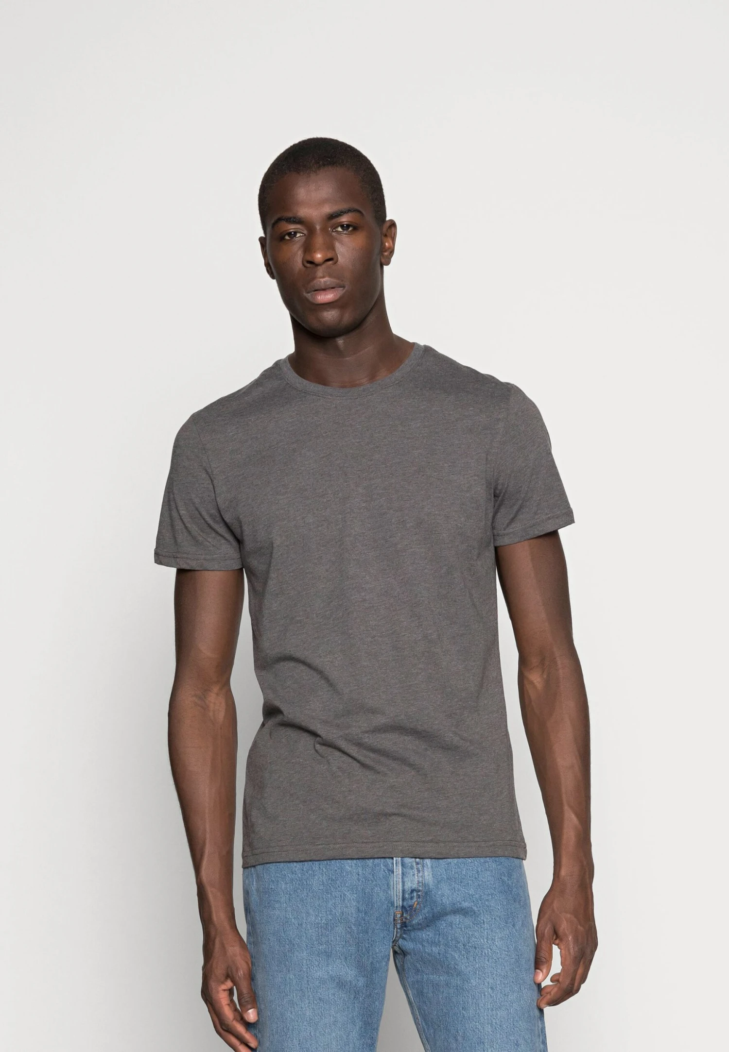 Pier One 3 Pack - Basic T-Shirt - Black/Grey/Green 5 Pier One 3 Pack - Basic T-Shirt - Black/Grey/Green - Image 5