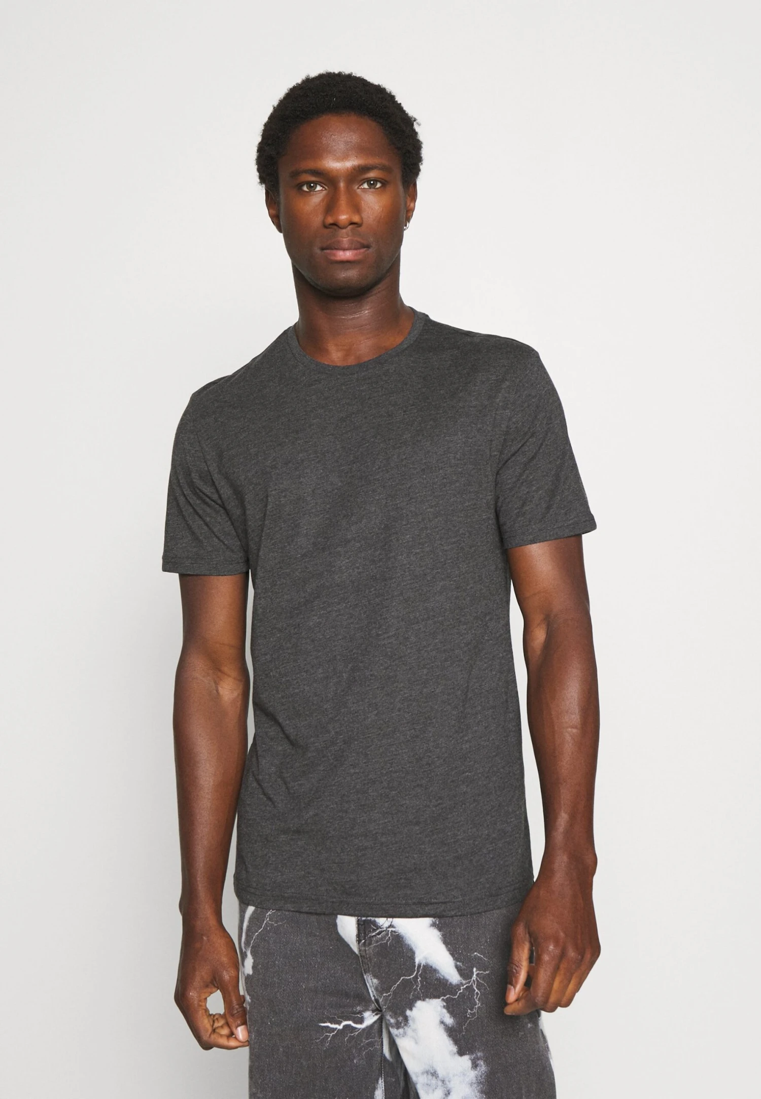 Pier One 3 Pack - Basic T-Shirt - Black/Mottled Dark Grey/Bordeaux 4 Pier One 3 Pack - Basic T-Shirt - Black/Mottled Dark Grey/Bordeaux - Image 4